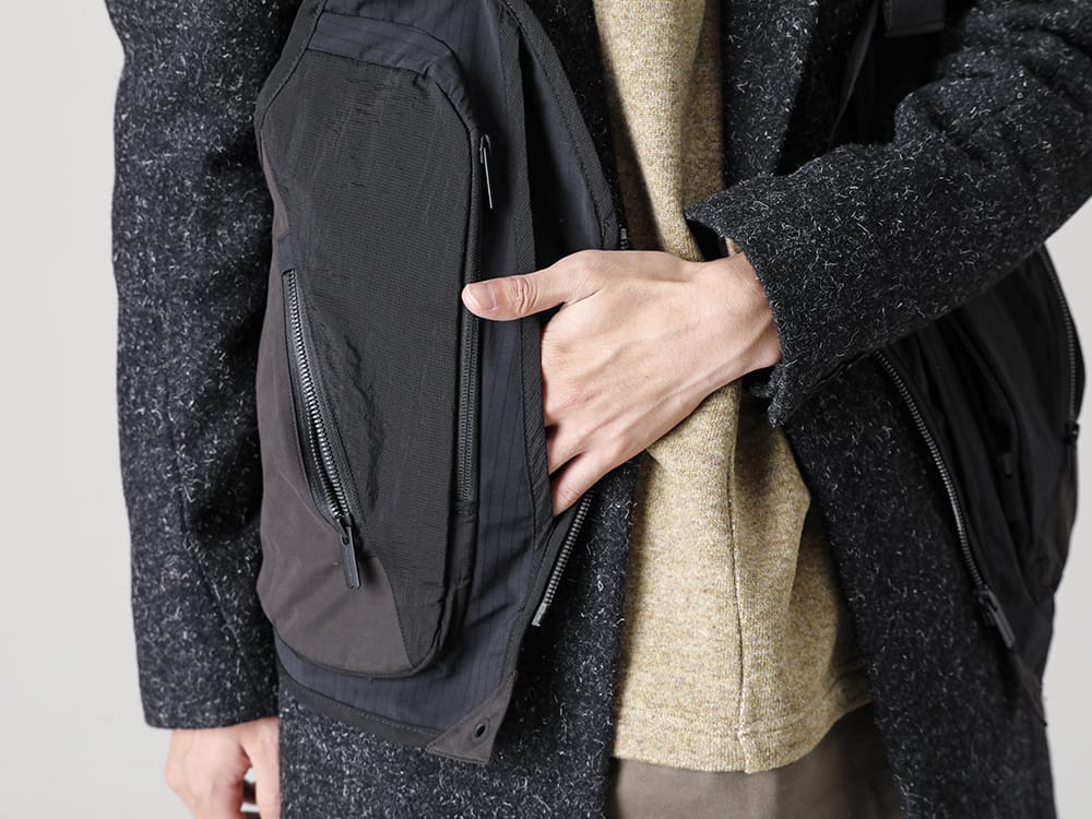 White Mountaineering 2022-23AW BLK Line's signature detail special-edition vest  - BK2273204 BLK Camping Vest - RB-453 Chester Coat - VI-3533-01-Beige Wool / Cotton brushed lining High Neck Pullover Beige 2-004