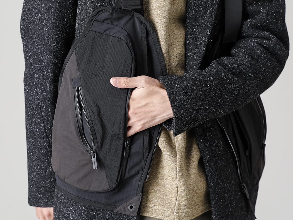 White Mountaineering 2022-23AW BLK Line's signature detail special-edition vest  - BK2273204 BLK Camping Vest - RB-453 Chester Coat - VI-3533-01-Beige Wool / Cotton brushed lining High Neck Pullover Beige 2-005