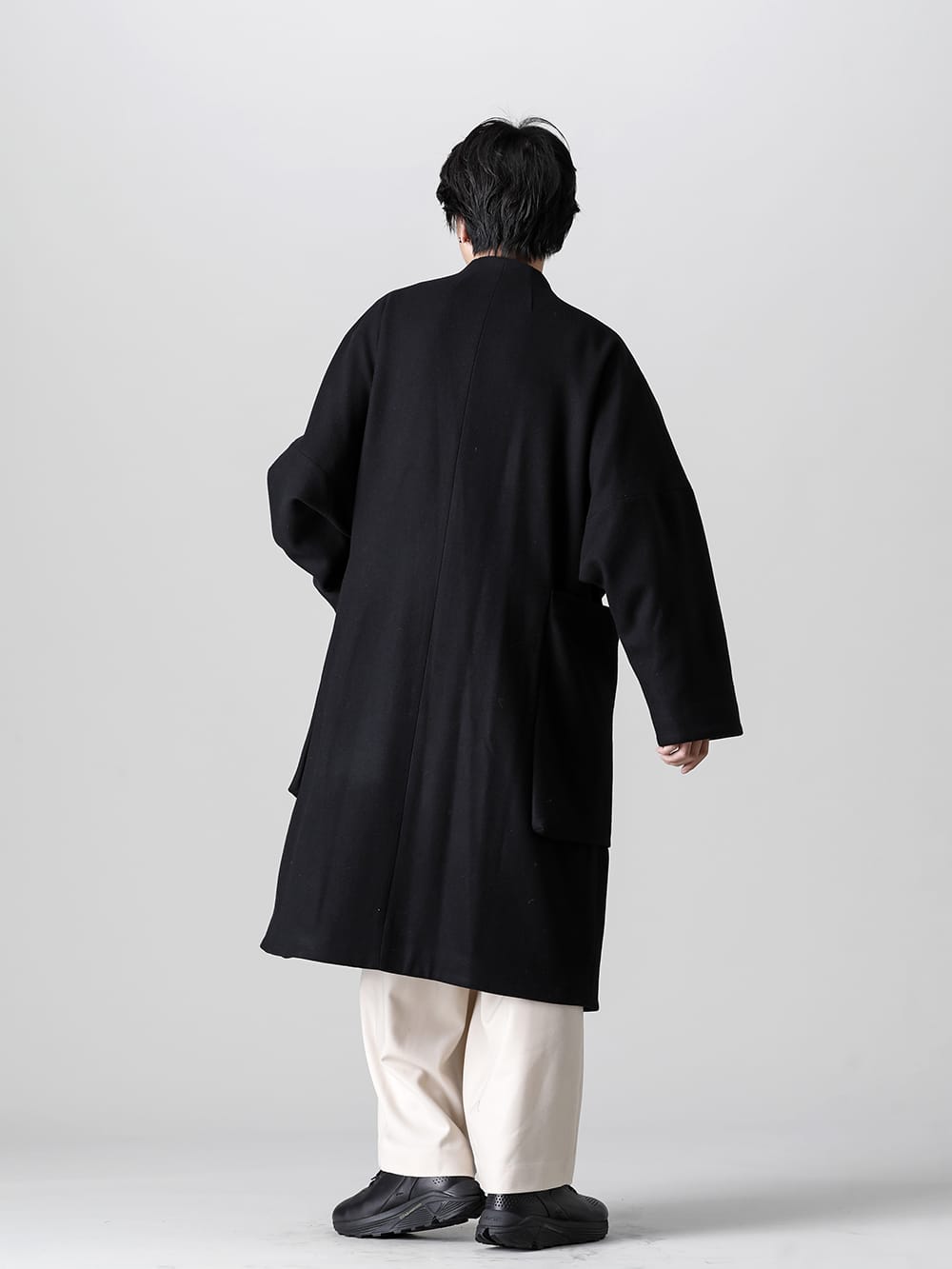 VU - ヴウ 2022-23AW スタイリング 見出し1 - vu-a22-c15 ノーカラー コート - 　vu-a22-p10 Off white ニー ワイドパンツ - SCV186C016 Black ナイト ラン ライト Black 1-002