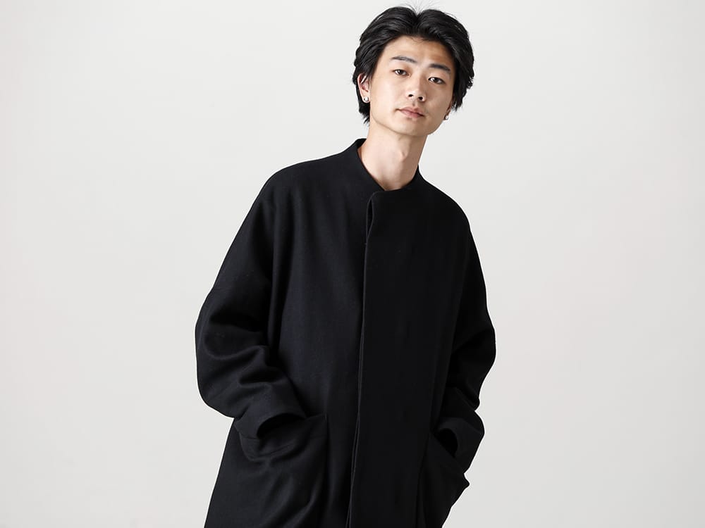 VU - ヴウ 2022-23AW 巨大ポケットのノーカラーワイドロングコート。ポケットは縦横35㎝以上の大きさで、1㎝のマチがあるので、かなり大きくインパクトがあり何でも入ります。 見出し2 -  vu-a22-c15 ノーカラー コート