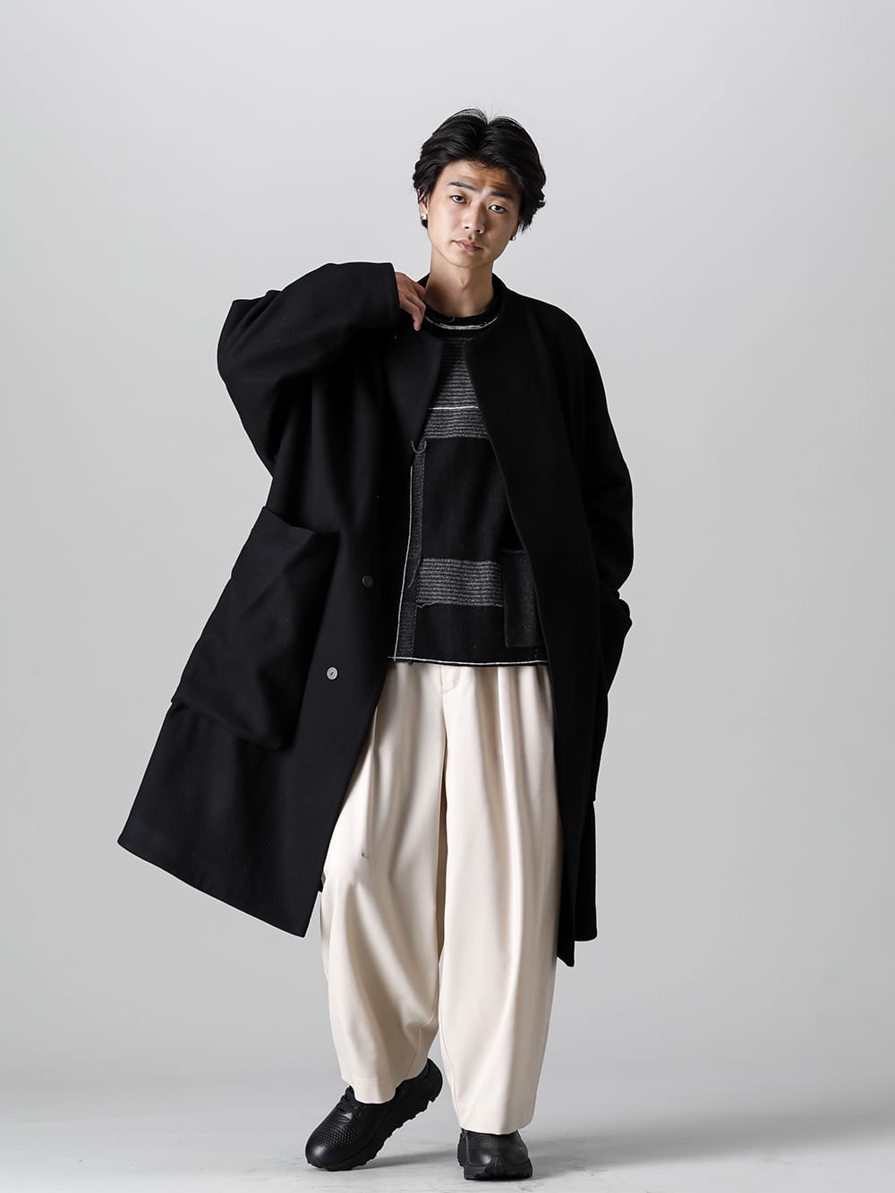VU - ヴウ 2022-23AW 見出し4 - vu-a22-c15 ノーカラー コート - VI-3529-07-Black チェック P/Oニット ブラック - vu-a22-p10 Off white ニー ワイドパンツ  4-001