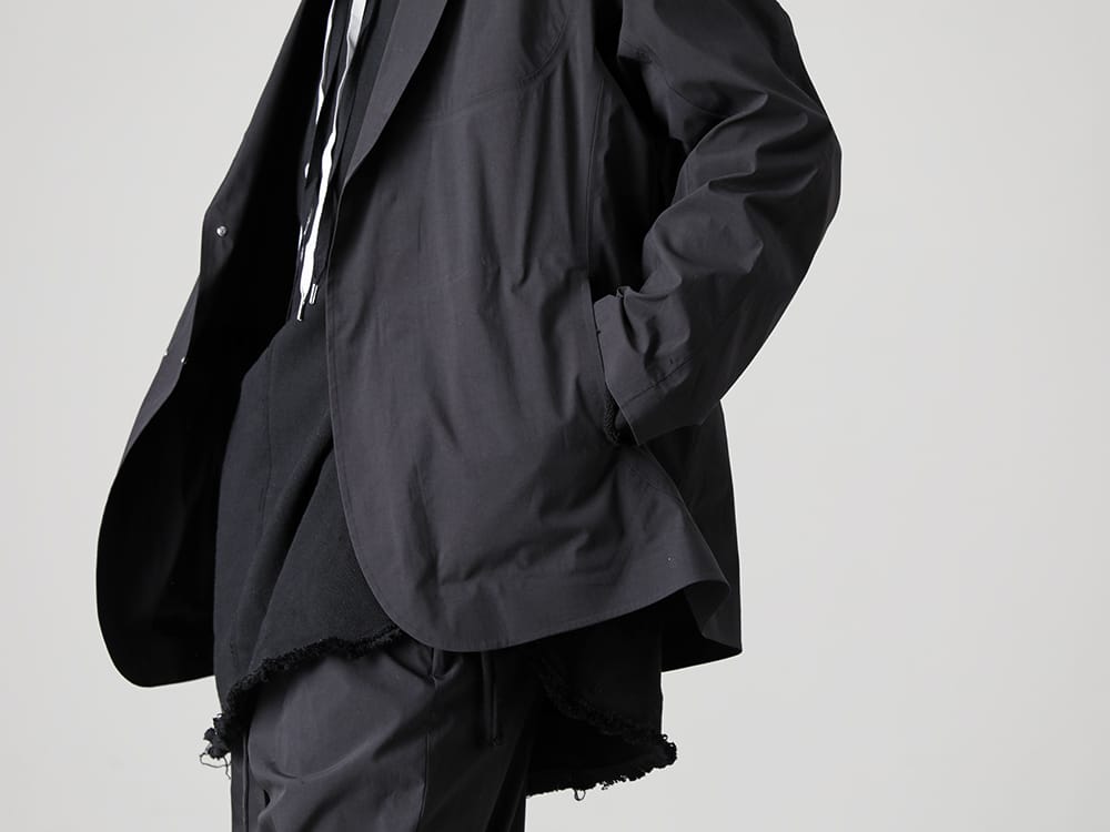 White Mountaineering 2022-23AW Minimalist jacket made with a pattern that uses a lot of curves!  - BK2273202 Tech Weather Tailored Jacket - FN3361 CLASSIC CHEST LOGO LS TEE - J1-Logy-Black Oversized Parka Black 2-002