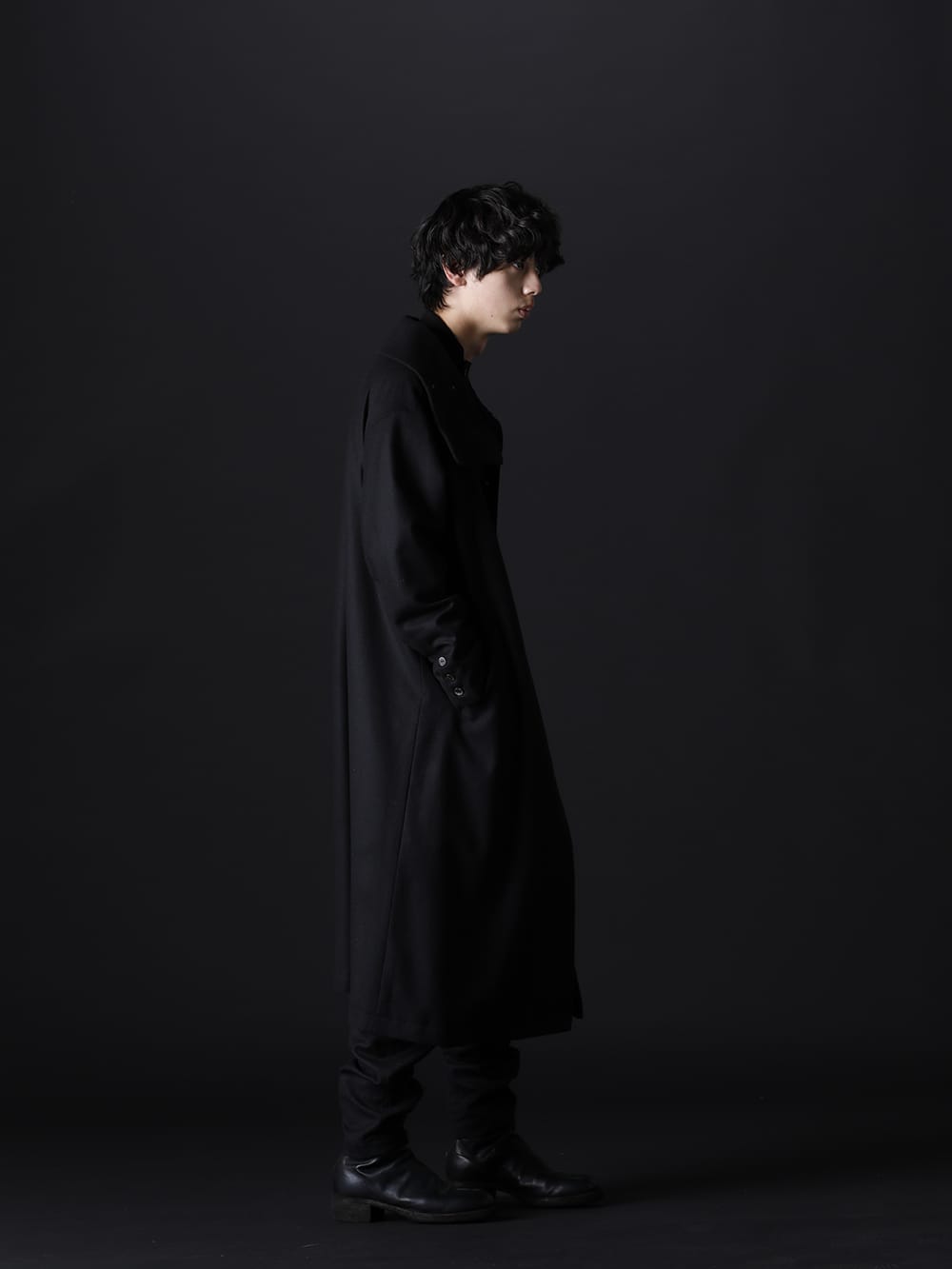 クジャク / グイディ 2022-23AW - ブラックでまとめた、高級感のあるセットアップスタイル - KJ-22AW01(スズラン コート) KJ-22AW21(ミゾカクシ シャツ) KJ-22AW03(シラン パンツ) 788Z_H(バックジップブーツ ダブルソール - ホース フルグレイン レザー) - 1-003