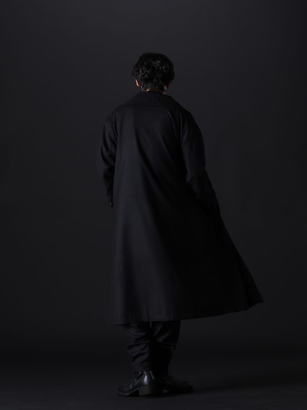 クジャク / グイディ 2022-23AW - ブラックでまとめた、高級感のあるセットアップスタイル - KJ-22AW01(スズラン コート) KJ-22AW21(ミゾカクシ シャツ) KJ-22AW03(シラン パンツ) 788Z_H(バックジップブーツ ダブルソール - ホース フルグレイン レザー) - 1-004