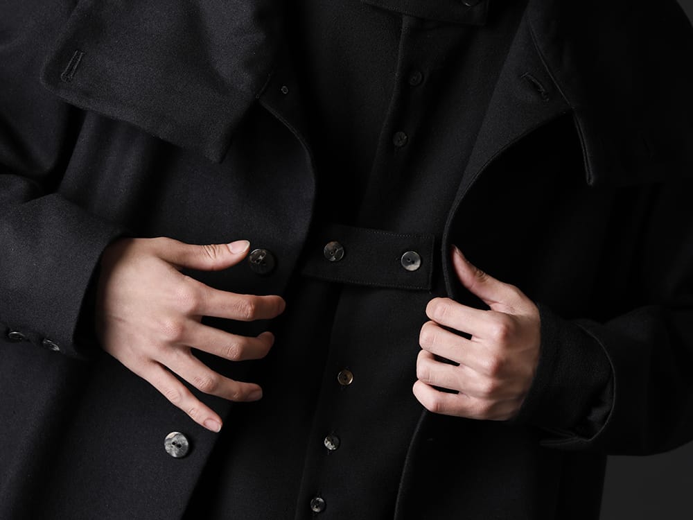 クジャク 2022-23AW - ネックデザインが特徴のロングコート - KJ-22AW01(スズラン コート) KJ-22AW21(ミゾカクシ シャツ) - 2-006