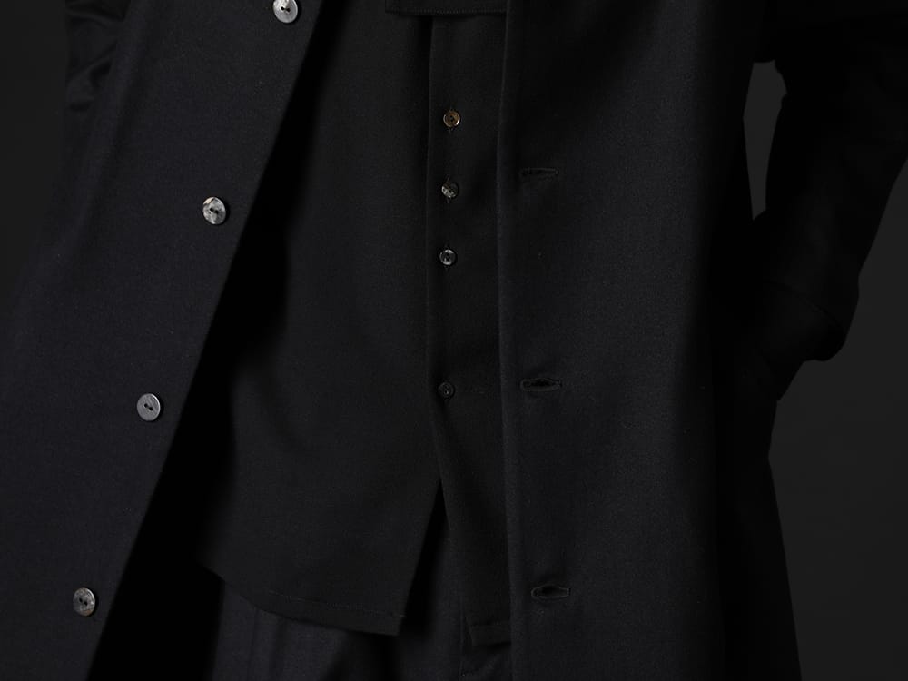 クジャク 2022-23AW - ネックデザインが特徴のロングコート - KJ-22AW01(スズラン コート) KJ-22AW21(ミゾカクシ シャツ) - 2-007