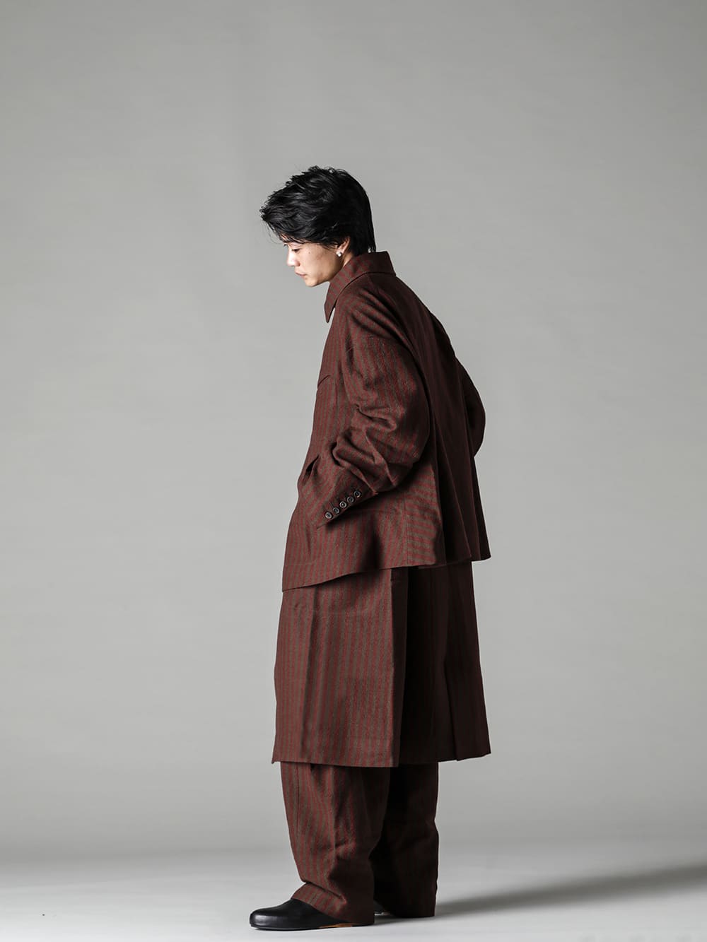 ZIGGY CHEN-ジギーチェン 22-23AW(秋冬) スタイリング 今期注目の新型デタッチャブルコートを使用したスタイル。 - 0M2231111-ディタッチャブル インバネス コート - 0M2230709-マンダリンカラー ポケットシャツ - 0M2230531-フロントプリーツ ドロップクロッチトラウザーズ- Handsewn-Slipper-ハンドソーン スリッパ 1-001