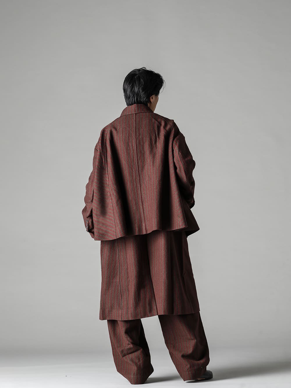 ZIGGY CHEN-ジギーチェン 22-23AW(秋冬) スタイリング 今期注目の新型デタッチャブルコートを使用したスタイル。 - 0M2231111-ディタッチャブル インバネス コート - 0M2230709-マンダリンカラー ポケットシャツ - 0M2230531-フロントプリーツ ドロップクロッチトラウザーズ- Handsewn-Slipper-ハンドソーン スリッパ 1-002