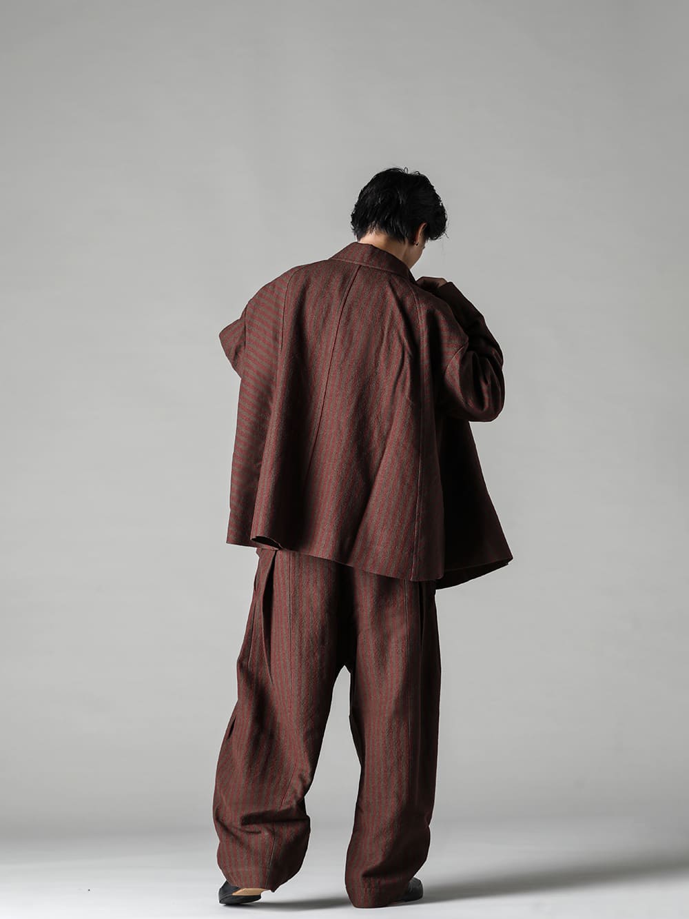 ZIGGY CHEN-ジギーチェン 22-23AW(秋冬) パーツはそれぞれ単体でも着用可能なフルライニング仕様 - 0M2231111-ディタッチャブル インバネス コート - 0M2230709-マンダリンカラー ポケットシャツ - 0M2230531-フロントプリーツ ドロップクロッチトラウザーズ- Handsewn-Slipper-ハンドソーン スリッパ 3-002