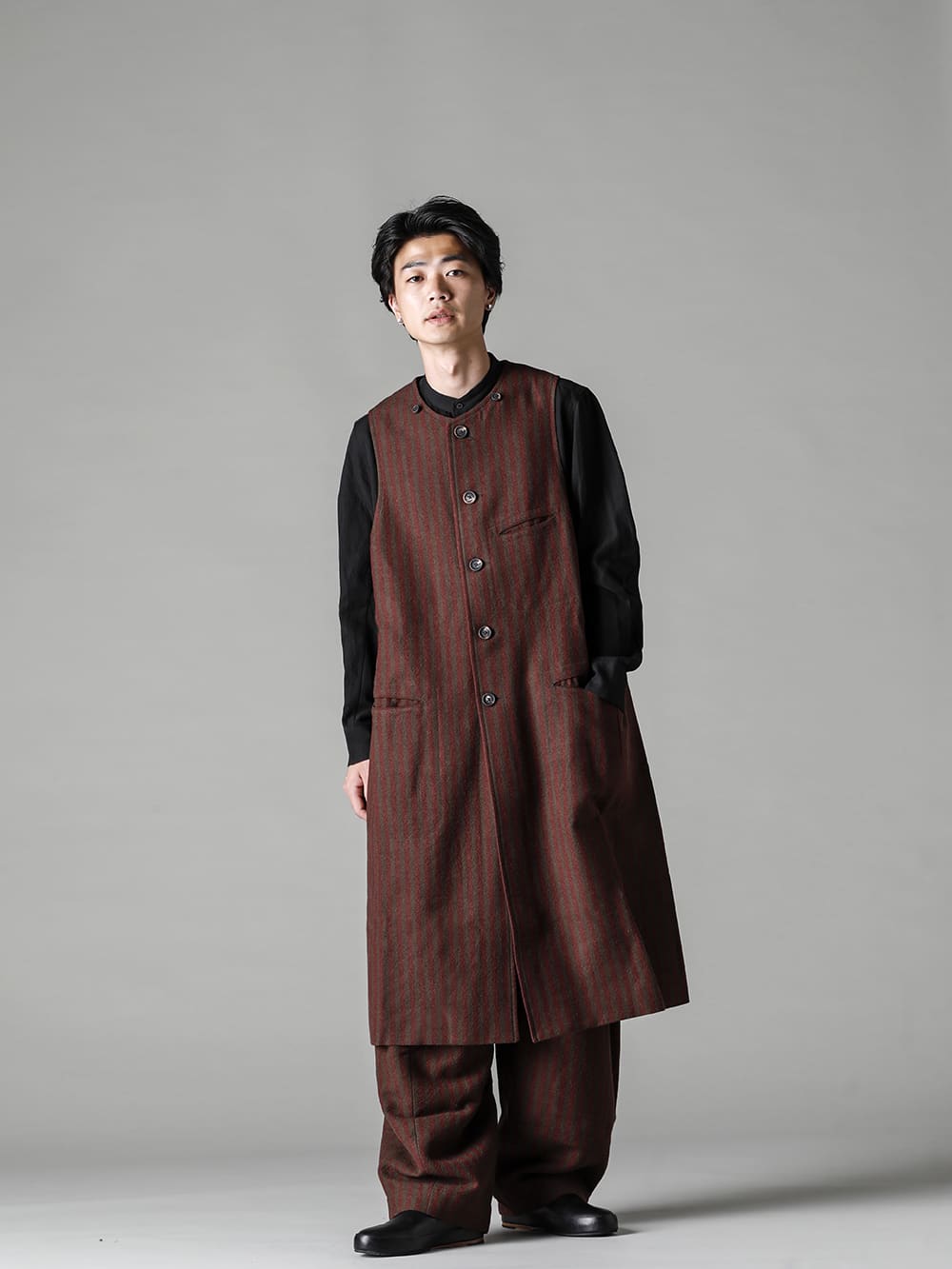 ZIGGY CHEN-ジギーチェン 22-23AW(秋冬) パーツはそれぞれ単体でも着用可能なフルライニング仕様 - 0M2231111-ディタッチャブル インバネス コート - 0M2230709-マンダリンカラー ポケットシャツ - 0M2230531-フロントプリーツ ドロップクロッチトラウザーズ- Handsewn-Slipper-ハンドソーン スリッパ 3-005