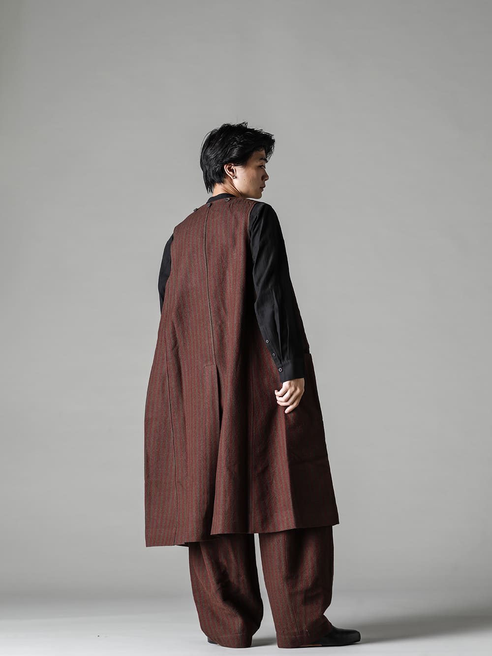 ZIGGY CHEN-ジギーチェン 22-23AW(秋冬) パーツはそれぞれ単体でも着用可能なフルライニング仕様 - 0M2231111-ディタッチャブル インバネス コート - 0M2230709-マンダリンカラー ポケットシャツ - 0M2230531-フロントプリーツ ドロップクロッチトラウザーズ- Handsewn-Slipper-ハンドソーン スリッパ 3-006