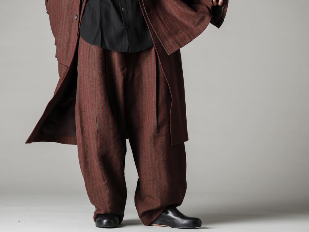 ZIGGY CHEN-ジギーチェン 22-23AW(秋冬) スタイリング - 足元のイメージ 秋のシャツ、ニットスタイルのアクセントにもなるワイドレッグパンツ  0M2230531-フロントプリーツ ドロップクロッチトラウザーズ- Handsewn-Slipper-ハンドソーン スリッパ 4-001