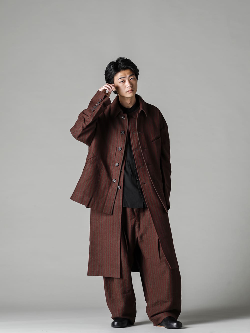 ZIGGY CHEN-ジギーチェン 22-23AW(秋冬) 秋のシャツ、ニットスタイルのアクセントにもなるワイドレッグパンツ - 0M2231111-ディタッチャブル インバネス コート - 0M2230709-マンダリンカラー ポケットシャツ - 0M2230531-フロントプリーツ ドロップクロッチトラウザーズ- Handsewn-Slipper-ハンドソーン スリッパ 4-004