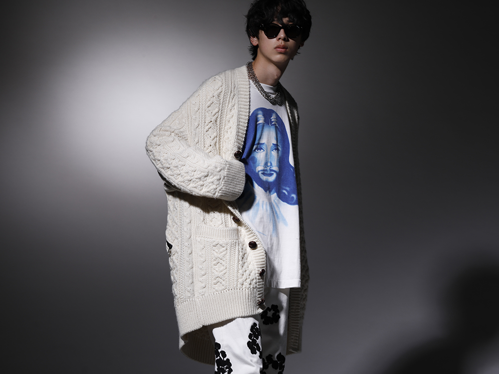 TAKAHIROMIYASHITATheSoloist. / SAINT M×××××× 2022-23AW A T-shirt with a dark graphic collage of Jesus Christ and a clown, a collaboration between St. Michael's and Bone X Raised, plus a loose-fitting cardigan and accessories that add elegance. - Pieces that incorporate each brand's unique style. - sk.0001AW22-White(double zip balloon shaped aran pattern cardigan White) SM-A22-0000-069(BORN X RAISED × ©SAINT M×××××× CLOWN Long sleeve T-shirt White) sa.0010AW22(Sunglasses kurdt) sa.0024AW22(Quadruple glass beads with ball chain necklace) - 2-001