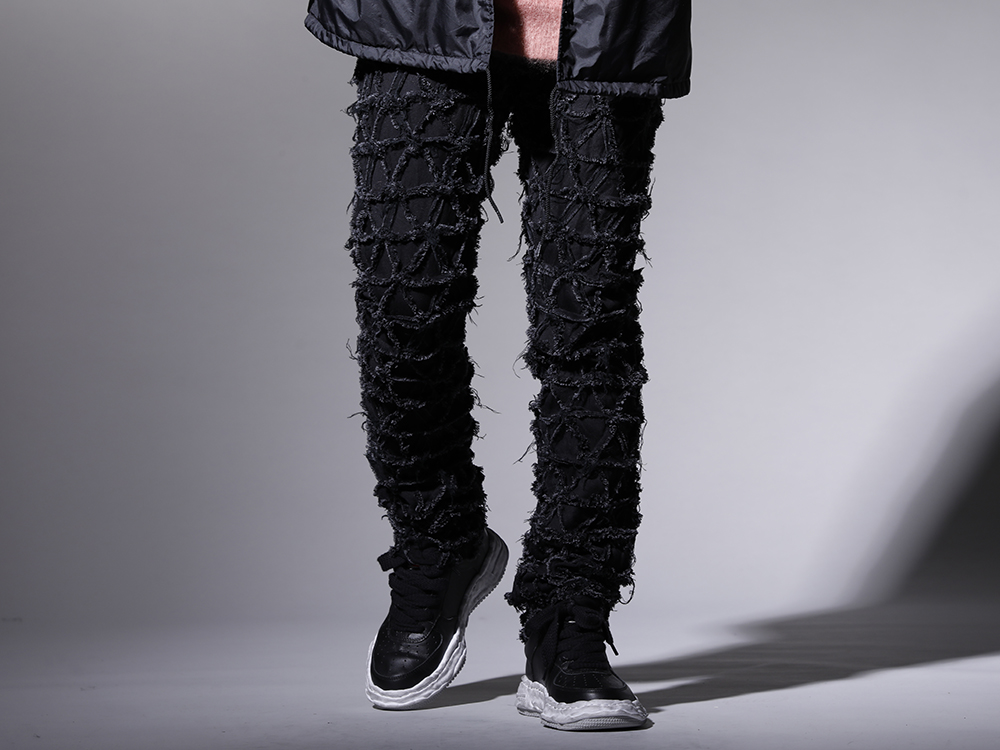 PHENOMENON / メゾン ミハラヤスロ 2022-23AW - Denim pants that boasted overwhelming popularity at the time of first appearance - ILLPT22A-009-black(Delta Denim pants Black) A07FW706-Black(--WAYNE low-original distressed effect sole leather Low-Top sneakers Black) - 3-001