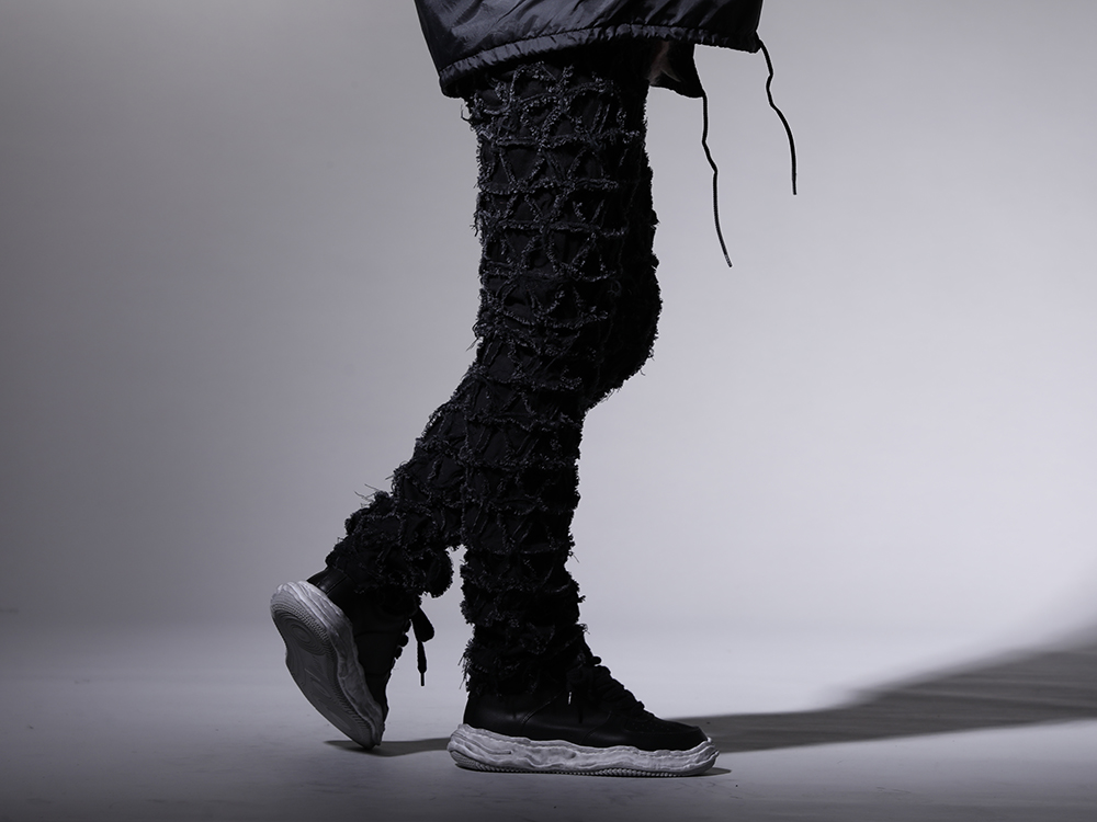 PHENOMENON / メゾン ミハラヤスロ 2022-23AW - Denim pants that boasted overwhelming popularity at the time of first appearance - ILLPT22A-009-black(Delta Denim pants Black) A07FW706-Black(--WAYNE low-original distressed effect sole leather Low-Top sneakers Black) - 3-002