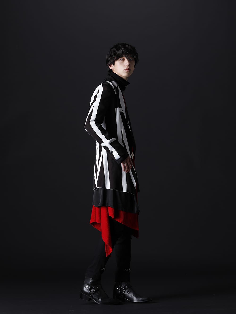 キリュウキリュウ / ガラアーベント 2022-23AW - エレガンスなスタイルに差し色でアクセントを - KO-HJ33-901(ユニオンジャック レイヤードジャケット) KO-HT25-057(パイソンジャカードジャージー ドルマン フレアカーディガン) 87320705-Black-22AW(2/48 ミルドウオッシャブル天竺 タートルネックプルオーバー ブラック) 87407507(EXフィットデニム ロゴ刺繍 レギンス パンツ) 87115902(ハーネスリング ブーツ) KN-UAC93-01(バックル) KN-HBLT02-04(ベルト) - 1-003