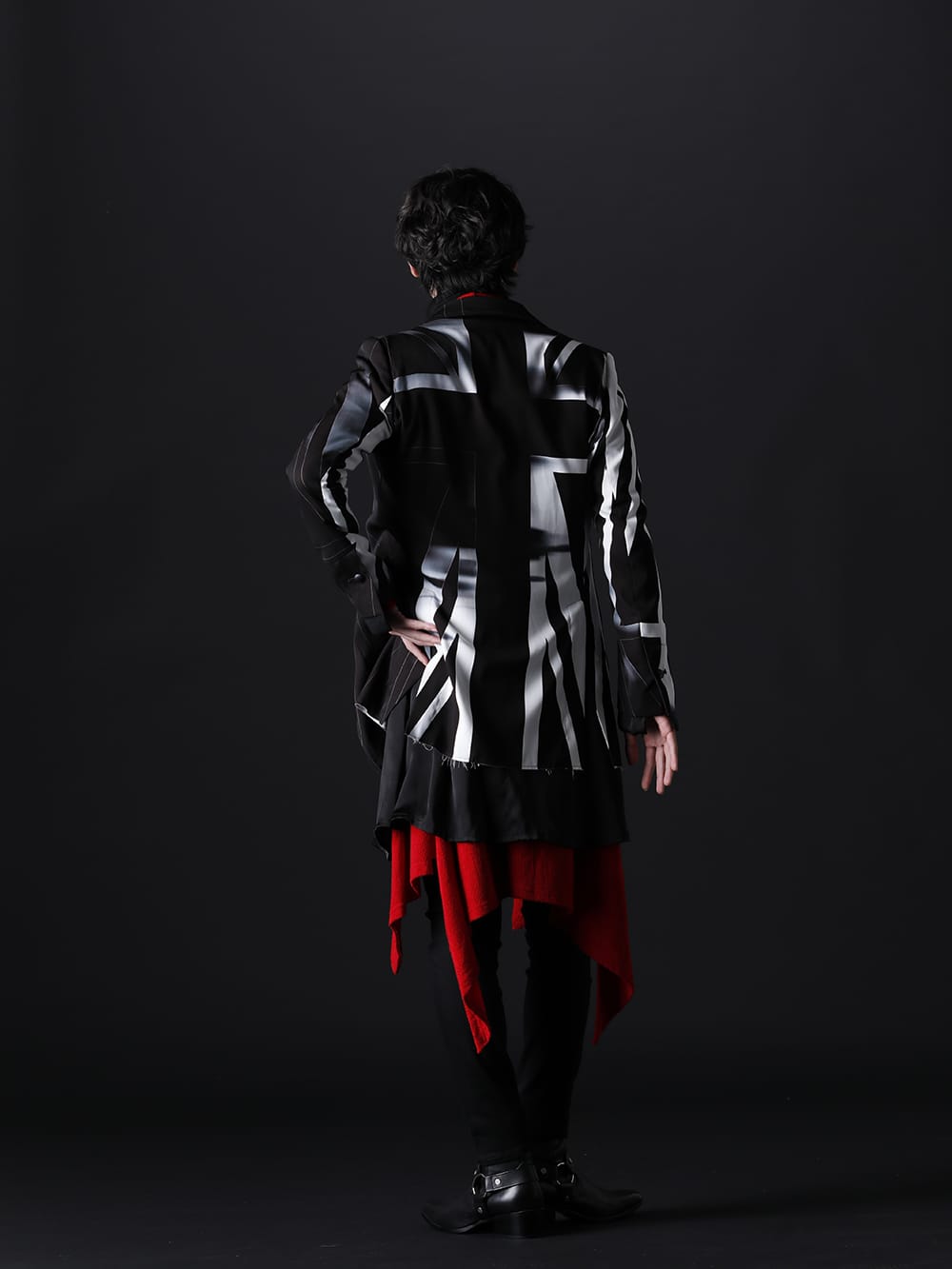 キリュウキリュウ / ガラアーベント 2022-23AW - エレガンスなスタイルに差し色でアクセントを - KO-HJ33-901(ユニオンジャック レイヤードジャケット) KO-HT25-057(パイソンジャカードジャージー ドルマン フレアカーディガン) 87320705-Black-22AW(2/48 ミルドウオッシャブル天竺 タートルネックプルオーバー ブラック) 87407507(EXフィットデニム ロゴ刺繍 レギンス パンツ) 87115902(ハーネスリング ブーツ) KN-UAC93-01(バックル) KN-HBLT02-04(ベルト) - 1-004