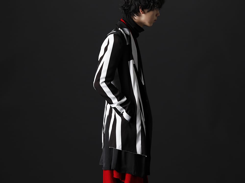 キリュウキリュウ / ガラアーベント 2022-23AW - ブランドらしいシルエットのレイヤードスタイル - KO-HJ33-901(ユニオンジャック レイヤードジャケット) KO-HT25-057(パイソンジャカードジャージー ドルマン フレアカーディガン) 87320705-Black-22AW(2/48 ミルドウオッシャブル天竺 タートルネックプルオーバー ブラック) - 2-002