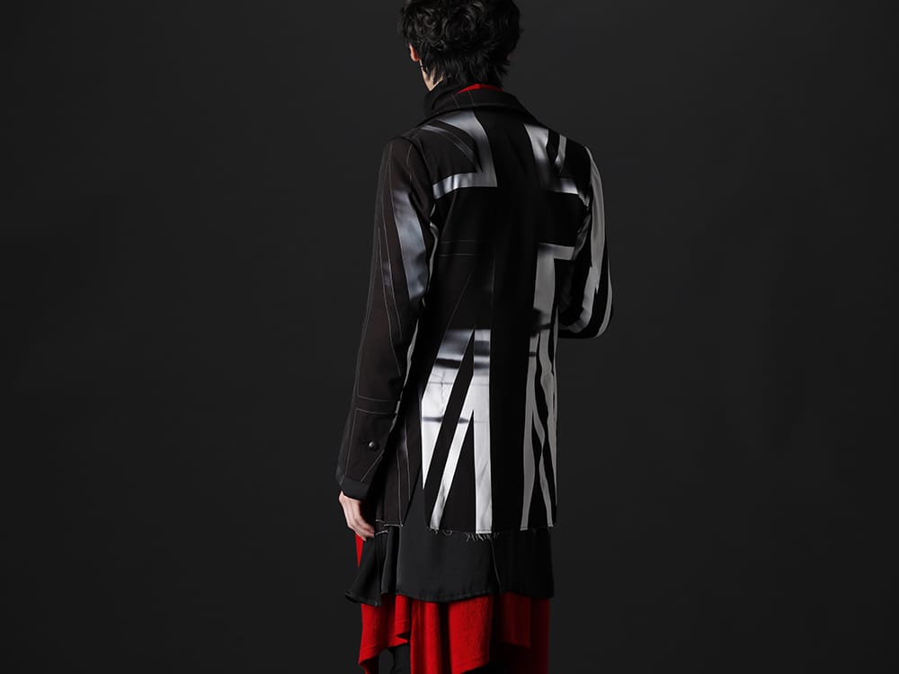 キリュウキリュウ / ガラアーベント 2022-23AW - ブランドらしいシルエットのレイヤードスタイル - KO-HJ33-901(ユニオンジャック レイヤードジャケット) KO-HT25-057(パイソンジャカードジャージー ドルマン フレアカーディガン) 87320705-Black-22AW(2/48 ミルドウオッシャブル天竺 タートルネックプルオーバー ブラック) - 2-003