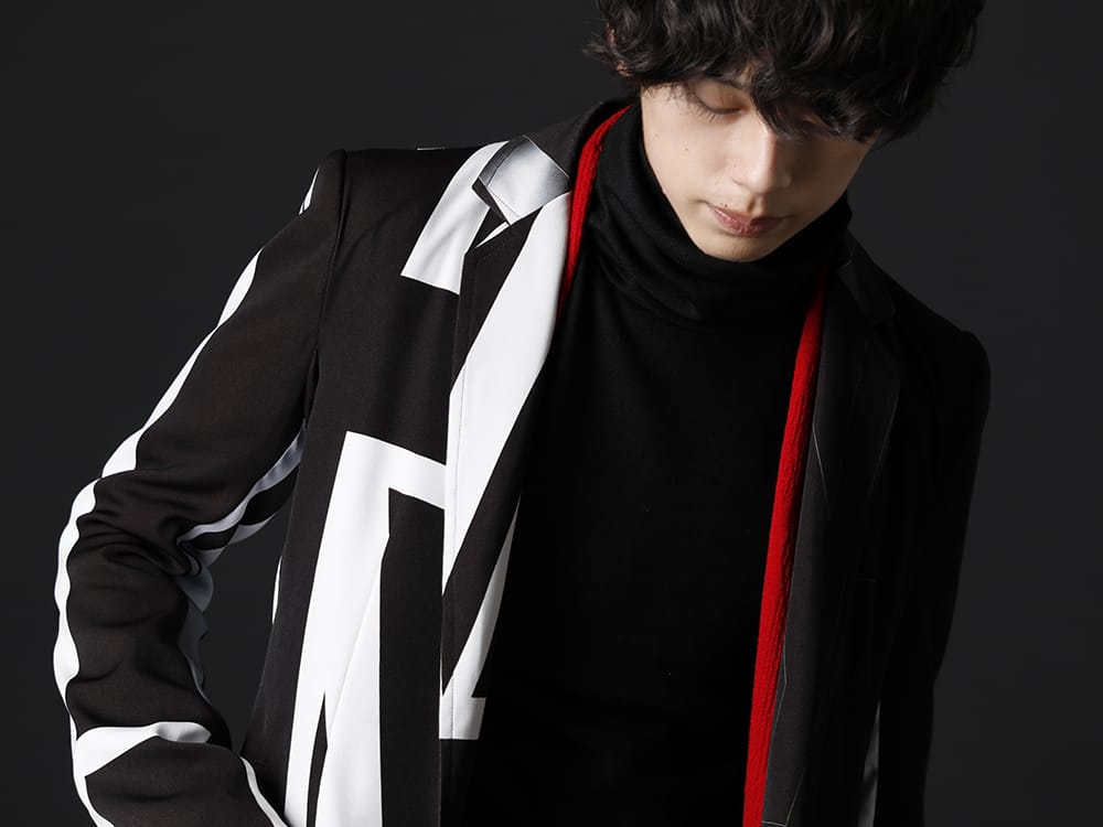 キリュウキリュウ / ガラアーベント 2022-23AW - ブランドらしいシルエットのレイヤードスタイル - KO-HJ33-901(ユニオンジャック レイヤードジャケット) KO-HT25-057(パイソンジャカードジャージー ドルマン フレアカーディガン) 87320705-Black-22AW(2/48 ミルドウオッシャブル天竺 タートルネックプルオーバー ブラック) - 2-004