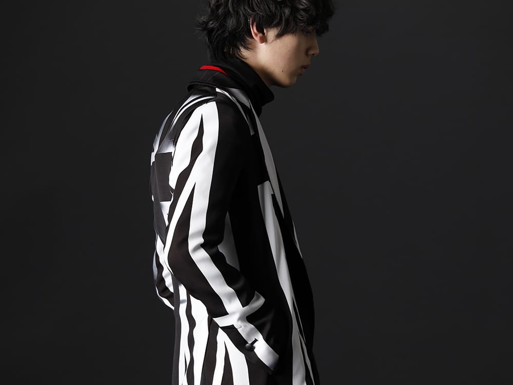 キリュウキリュウ / ガラアーベント 2022-23AW - ブランドらしいシルエットのレイヤードスタイル - KO-HJ33-901(ユニオンジャック レイヤードジャケット) KO-HT25-057(パイソンジャカードジャージー ドルマン フレアカーディガン) 87320705-Black-22AW(2/48 ミルドウオッシャブル天竺 タートルネックプルオーバー ブラック) - 2-005