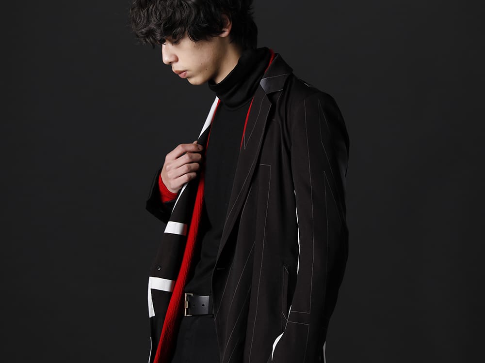 キリュウキリュウ / ガラアーベント 2022-23AW - ブランドらしいシルエットのレイヤードスタイル - KO-HJ33-901(ユニオンジャック レイヤードジャケット) KO-HT25-057(パイソンジャカードジャージー ドルマン フレアカーディガン) 87320705-Black-22AW(2/48 ミルドウオッシャブル天竺 タートルネックプルオーバー ブラック) - 2-006