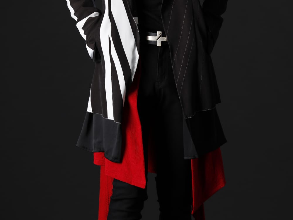 キリュウキリュウ 2022-23AW - ブランドらしいシルエットのレイヤードスタイル - KO-HJ33-901(ユニオンジャック レイヤードジャケット) KO-HT25-057(パイソンジャカードジャージー ドルマン フレアカーディガン) KN-UAC93-01(バックル) KN-HBLT02-04(ベルト) - 2-007