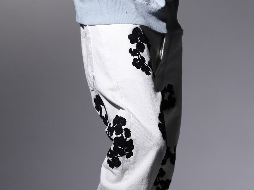 DENIM TEARS 2022-23AW - Iconic pants where the black embroidery stands out on the white - DT-S22-0000-012(COTTON WREATH Chainstitch Jean White - 501-500-30) - 3-003