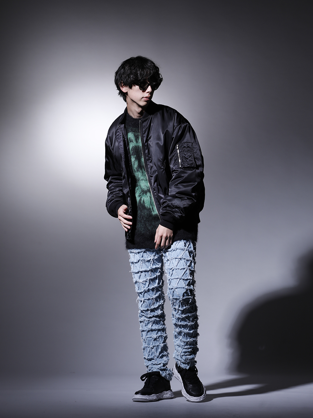 フェノメノン / セントマイケル / メゾン ミハラヤスヒロ / タカヒロミヤシタ ザソロイスト 2022-23AW スタイリング 目を惹くディテールが特徴のインパクトあるコラボ作品を使用した、カジュアルなスタイリング - インパクトある作品を合わせたカジュアルスタイル - ILLCS22A-036(マスターマインド・ワールド × フェノメノン クロス ループ MA-1) SM-A22-0000-072(ボーン X レイズド × セントマイケル CLOWN ニット ブラック) sa.0010AW22(サングラス kurdt) ILLPT22A-009-lt-indigo(デルタ デニムパンツ ライトインディゴ) A07FW706-Black(-ウェイン ロー- オリジナルソール 汚し加工 レザー ロートップ スニーカー Black) - 1-001