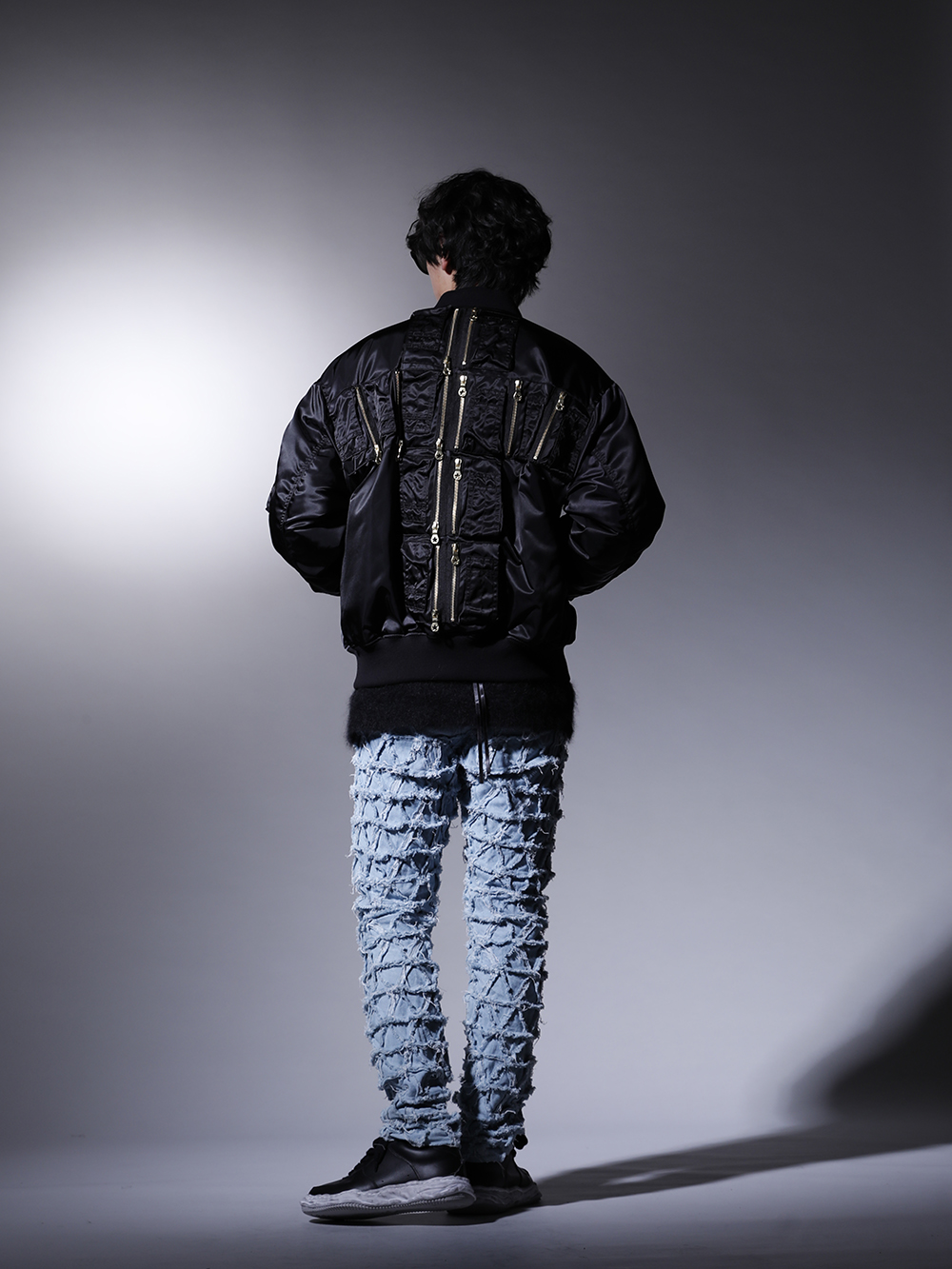 フェノメノン / セントマイケル / メゾン ミハラヤスヒロ / タカヒロミヤシタ ザソロイスト 2022-23AW - インパクトある作品を合わせたカジュアルスタイル - ILLCS22A-036(マスターマインド・ワールド × フェノメノン クロス ループ MA-1) SM-A22-0000-072(ボーン X レイズド × セントマイケル CLOWN ニット ブラック) sa.0010AW22(サングラス kurdt) ILLPT22A-009-lt-indigo(デルタ デニムパンツ ライトインディゴ) A07FW706-Black(-ウェイン ロー- オリジナルソール 汚し加工 レザー ロートップ スニーカー Black) - 1-004