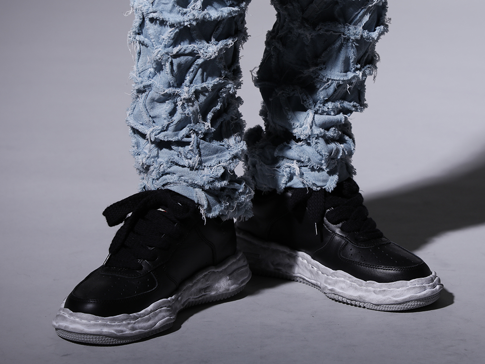 メゾン ミハラヤスロ 2022-23AW - 登場時に人気を博したデニムパンツが復刻 - A07FW706-Black(-ウェイン ロー- オリジナルソール 汚し加工 レザー ロートップ スニーカー Black) - 3-006