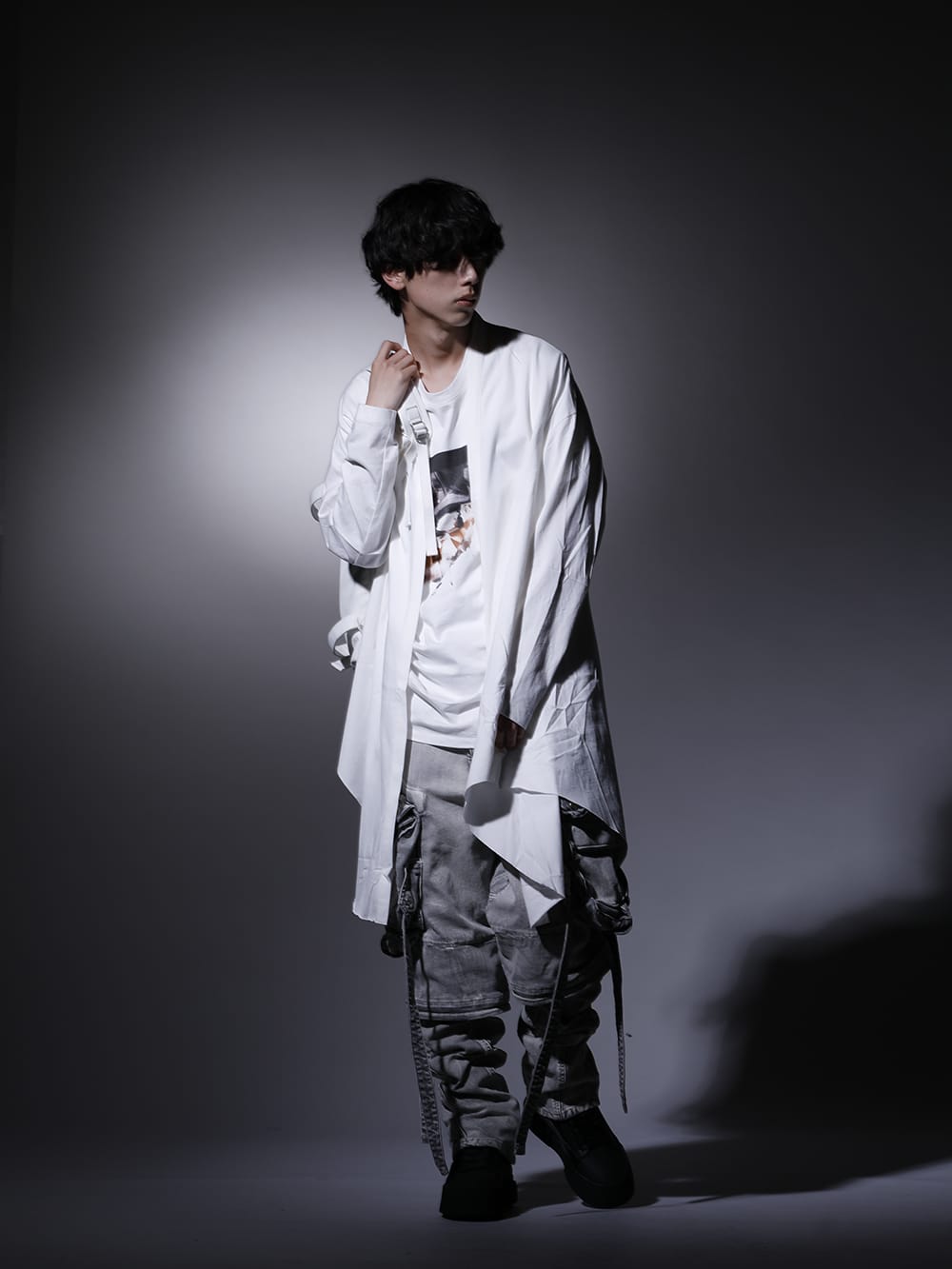 ユリウス 2022-23AW スタイリング ホワイトカラーの作品で合わせた、ブランドが得意とするドレープ感とミリタリー要素を掛け合わせるブランドならではの着こなし - ドレープとミリタリーをミックスしたブランドらしいスタイリング - 807CUM5-Off-White(コットンジャージー ローブカーディガン オフホワイト) 807CPM2-Off-White(コットンジャージー ドレープ ショートスリーブTシャツ オフホワイト) 799PAM24-PL(10.5oz ストレッチデニム ガスマスク ワイドパンツ プラスター) 797FWM2-L-Black(カウレザー レースアップ スニーカー ブラック) 777BGU5-white(カウスキン バックパック ホワイト) - 1-001