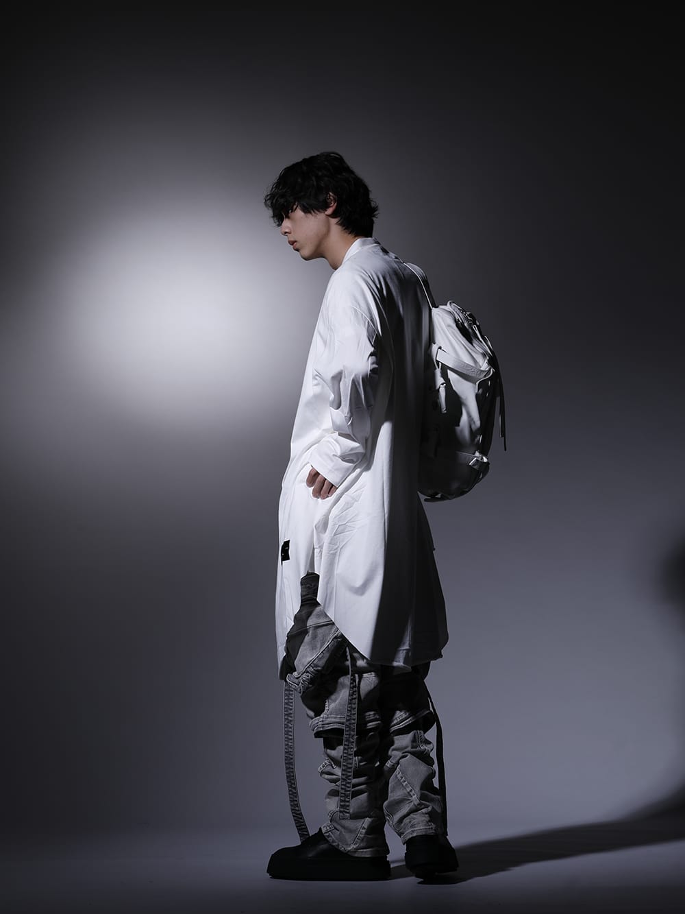 ユリウス 2022-23AW - ドレープとミリタリーをミックスしたブランドらしいスタイリング - 807CUM5-Off-White(コットンジャージー ローブカーディガン オフホワイト) 807CPM2-Off-White(コットンジャージー ドレープ ショートスリーブTシャツ オフホワイト) 799PAM24-PL(10.5oz ストレッチデニム ガスマスク ワイドパンツ プラスター) 797FWM2-L-Black(カウレザー レースアップ スニーカー ブラック) 777BGU5-white(カウスキン バックパック ホワイト) - 1-002