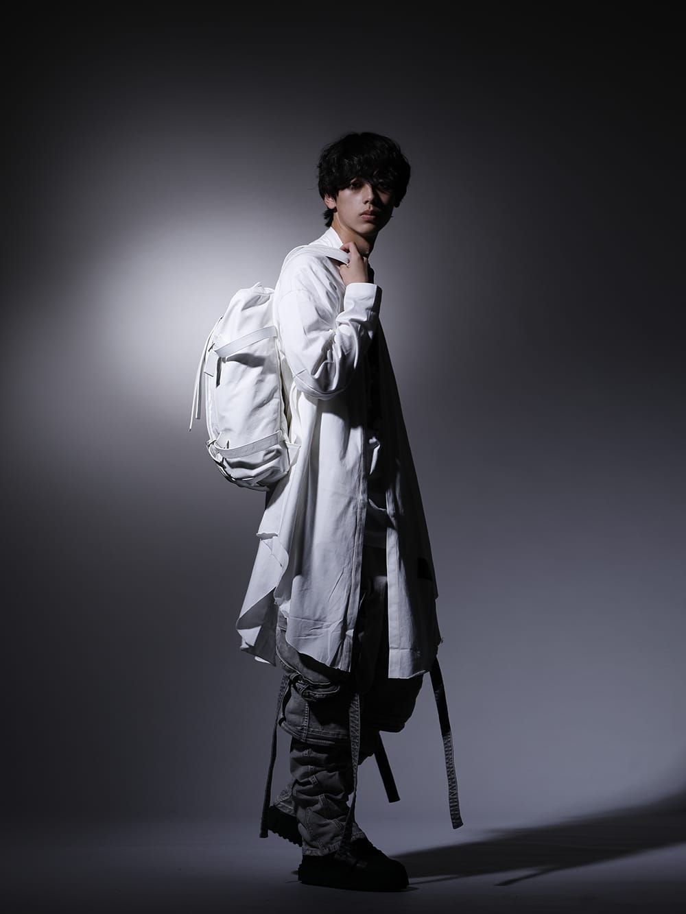 ユリウス 2022-23AW - ドレープとミリタリーをミックスしたブランドらしいスタイリング - 807CUM5-Off-White(コットンジャージー ローブカーディガン オフホワイト) 807CPM2-Off-White(コットンジャージー ドレープ ショートスリーブTシャツ オフホワイト) 799PAM24-PL(10.5oz ストレッチデニム ガスマスク ワイドパンツ プラスター) 797FWM2-L-Black(カウレザー レースアップ スニーカー ブラック) 777BGU5-white(カウスキン バックパック ホワイト) - 1-003