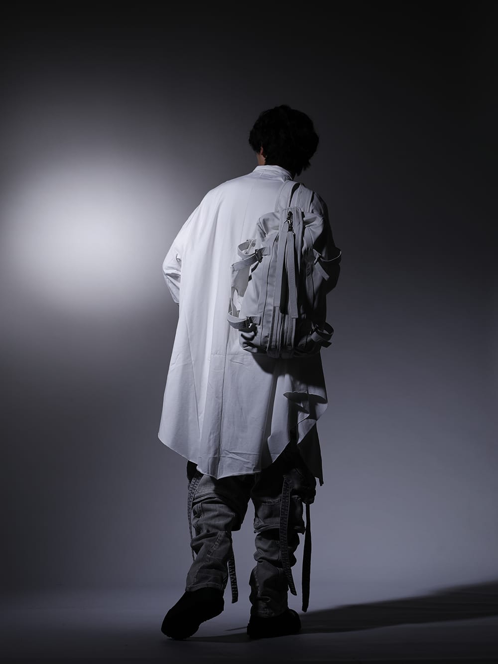 ユリウス 2022-23AW - ドレープとミリタリーをミックスしたブランドらしいスタイリング - 807CUM5-Off-White(コットンジャージー ローブカーディガン オフホワイト) 807CPM2-Off-White(コットンジャージー ドレープ ショートスリーブTシャツ オフホワイト) 799PAM24-PL(10.5oz ストレッチデニム ガスマスク ワイドパンツ プラスター) 797FWM2-L-Black(カウレザー レースアップ スニーカー ブラック) c) - 1-004