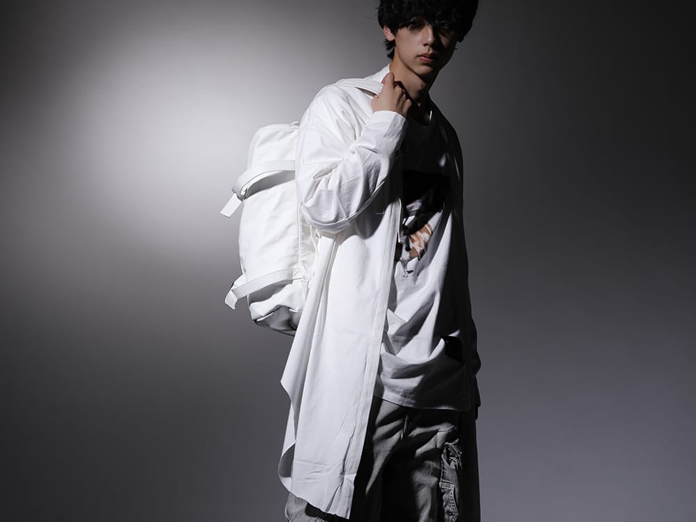 ユリウス 2022-23AW - 軽さを演出するホワイトカラーのドレープ - 807CUM5-Off-White(コットンジャージー ローブカーディガン オフホワイト) 807CPM2-Off-White(コットンジャージー ドレープ ショートスリーブTシャツ オフホワイト) 777BGU5-white(カウスキン バックパック ホワイト) - 2-001
