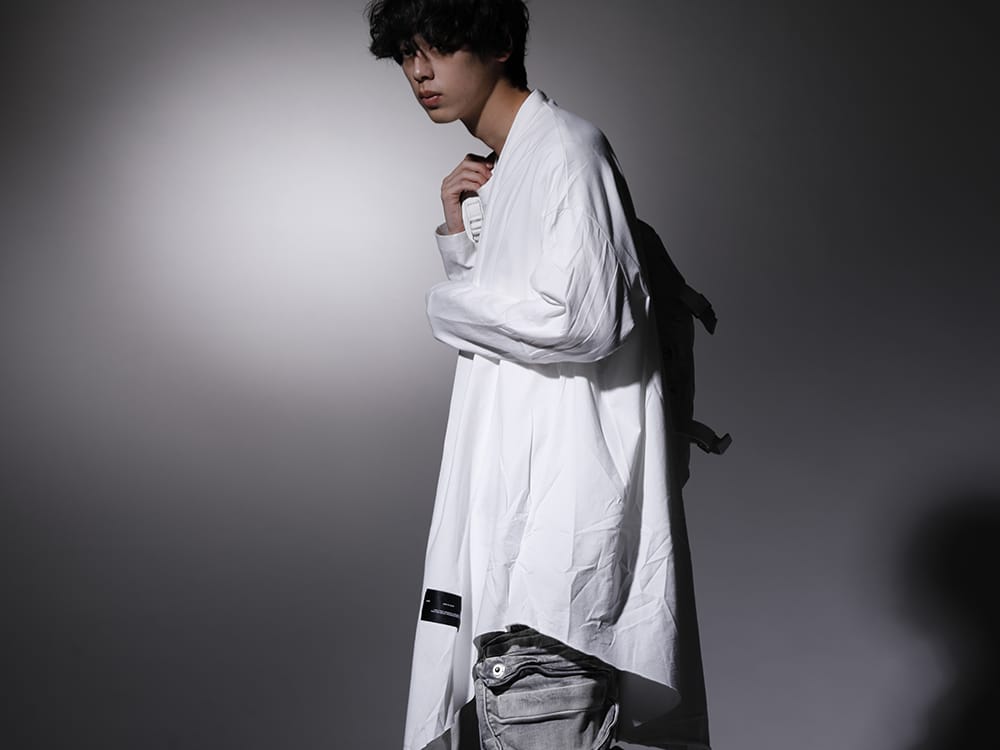 ユリウス 2022-23AW - 軽さを演出するホワイトカラーのドレープ - 807CUM5-Off-White(コットンジャージー ローブカーディガン オフホワイト) 777BGU5-white(カウスキン バックパック ホワイト) - 2-002