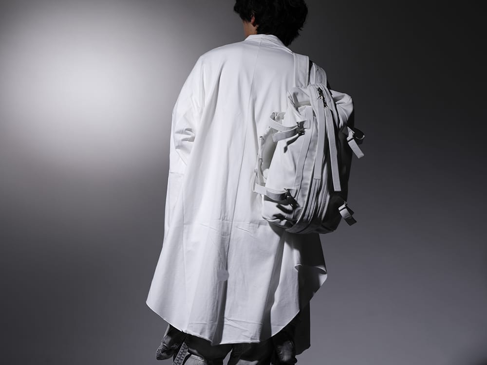 ユリウス 2022-23AW - 軽さを演出するホワイトカラーのドレープ - 807CUM5-Off-White(コットンジャージー ローブカーディガン オフホワイト) 777BGU5-white(カウスキン バックパック ホワイト) - 2-003