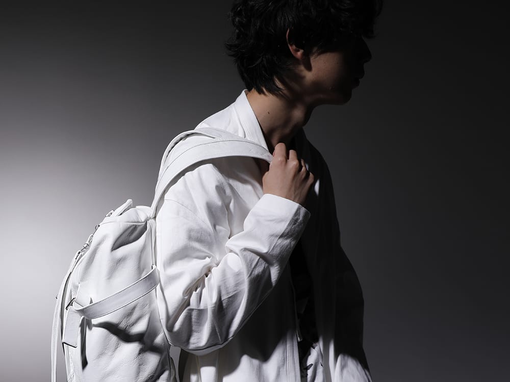 ユリウス 2022-23AW - 軽さを演出するホワイトカラーのドレープ - 807CUM5-Off-White(コットンジャージー ローブカーディガン オフホワイト) 777BGU5-white(カウスキン バックパック ホワイト) - 2-005
