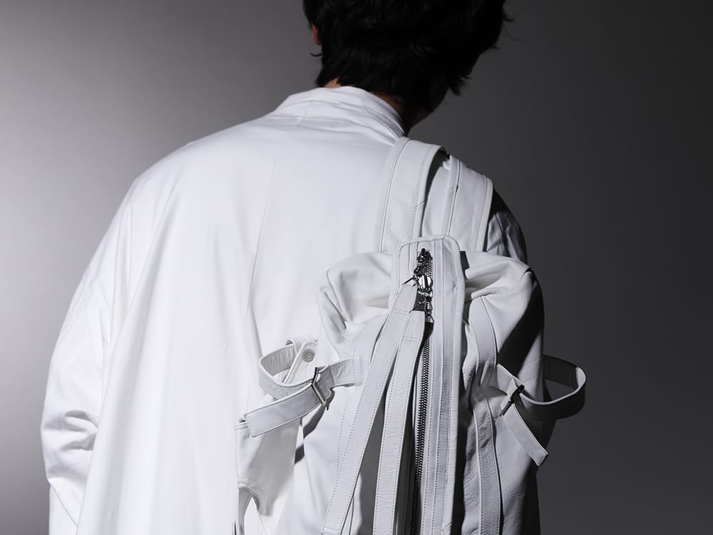 ユリウス 2022-23AW - 軽さを演出するホワイトカラーのドレープ - 807CUM5-Off-White(コットンジャージー ローブカーディガン オフホワイト) 777BGU5-white(カウスキン バックパック ホワイト) - 2-007