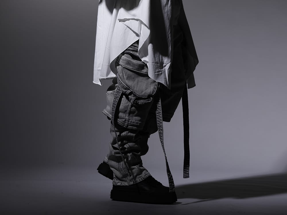 ユリウス 2022-23AW - 圧倒的な人気を誇るガスマスクパンツの新作 - 799PAM24-PL(10.5oz ストレッチデニム ガスマスク ワイドパンツ プラスター) 797FWM2-L-Black(カウレザー レースアップ スニーカー ブラック) - 3-002