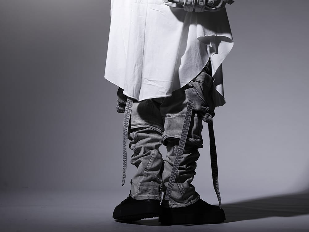 ユリウス 2022-23AW - 圧倒的な人気を誇るガスマスクパンツの新作 - 799PAM24-PL(10.5oz ストレッチデニム ガスマスク ワイドパンツ プラスター) 797FWM2-L-Black(カウレザー レースアップ スニーカー ブラック) - 3-003