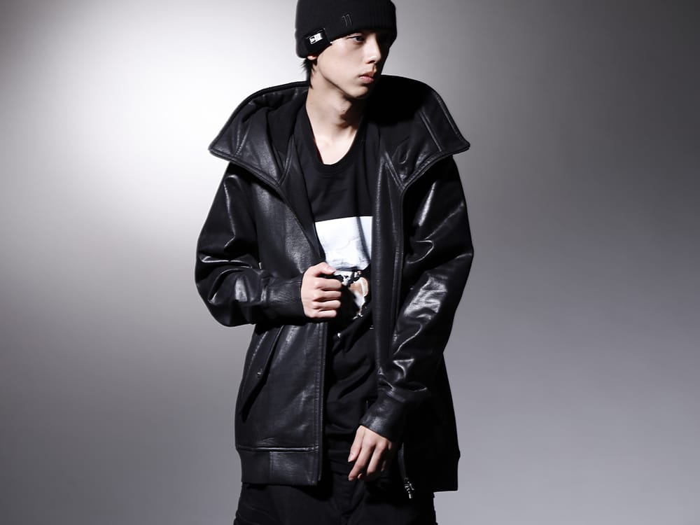 ユリウス / イレブン バイ ボリス ビジャン サベリ 2022-23AW - コーティングが特徴的なJULIUSのフーディー - 799CUM21-C(フロントジップ コーティング スウェットフーディー) 807CPM2-Black(コットンジャージー ドレープ ショートスリーブTシャツ ブラック) BEANIE1-11xNE-Black-Black(イレブン バイ ボリス ビジャン サベリ × ニューエラ - ビーニー1 11xNE ブラック × ブラック) - 2-001