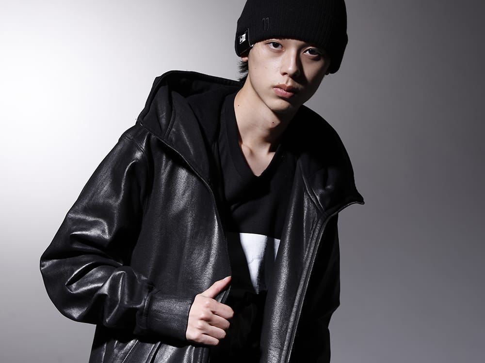 ユリウス / イレブン バイ ボリス ビジャン サベリ 2022-23AW - コーティングが特徴的なJULIUSのフーディー - 799CUM21-C(フロントジップ コーティング スウェットフーディー) 807CPM2-Black(コットンジャージー ドレープ ショートスリーブTシャツ ブラック) BEANIE1-11xNE-Black-Black(イレブン バイ ボリス ビジャン サベリ × ニューエラ - ビーニー1 11xNE ブラック × ブラック) - 2-003