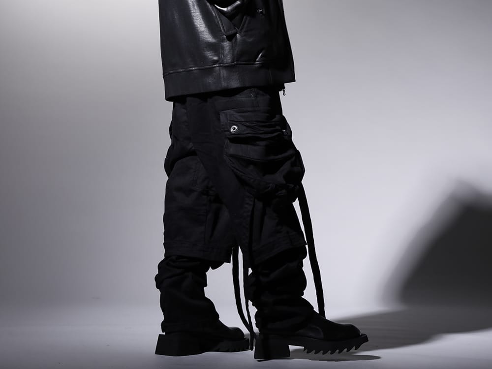 ユリウス 2022-23AW - JULIUSの代表作品の１つでもあるガスマスクカーゴパンツのスタイル。 - 799PAM24-BK(10.5oz ストレッチデニム ガスマスク ワイドパンツ ブラック) 797FWM1(カウレザー サイド ジップアップ ブーツ) - 3-002