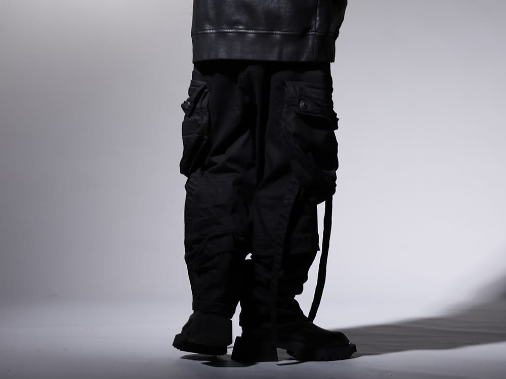 ユリウス 2022-23AW - JULIUSの代表作品の１つでもあるガスマスクカーゴパンツのスタイル。 - 799PAM24-BK(10.5oz ストレッチデニム ガスマスク ワイドパンツ ブラック) 797FWM1(カウレザー サイド ジップアップ ブーツ) - 3-003