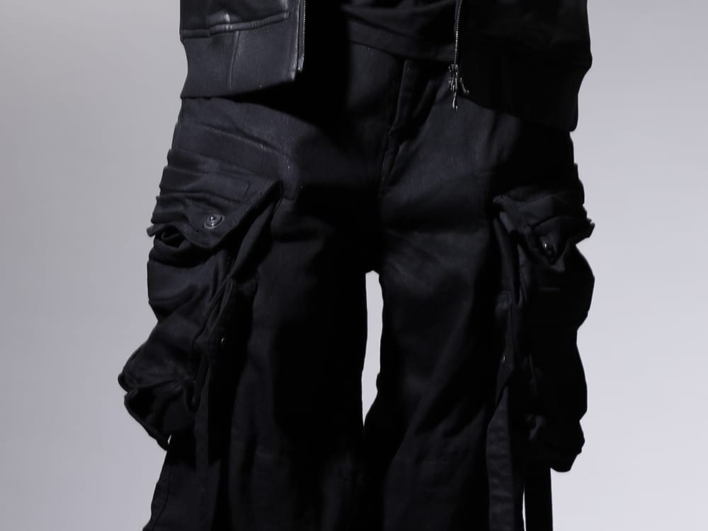 ユリウス 2022-23AW - JULIUSの代表作品の１つでもあるガスマスクカーゴパンツのスタイル。 - 799PAM24-BK(10.5oz ストレッチデニム ガスマスク ワイドパンツ ブラック) - 3-005