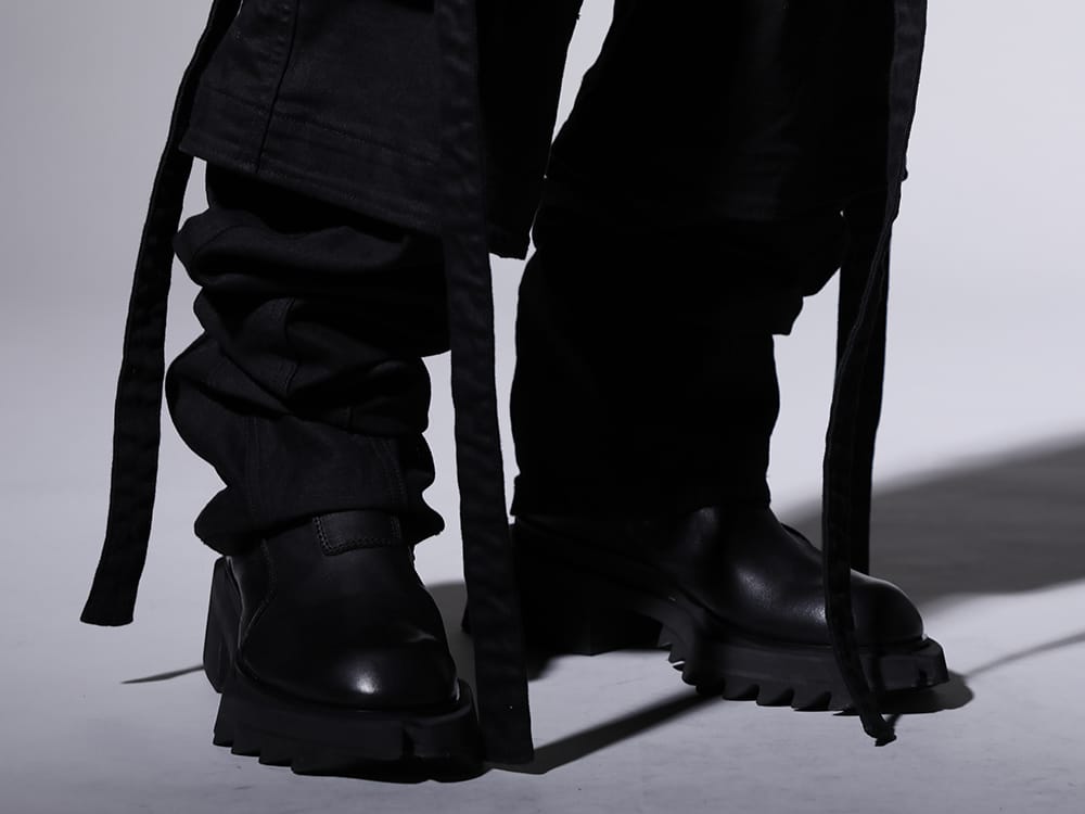 ユリウス 2022-23AW - JULIUSの代表作品の１つでもあるガスマスクカーゴパンツのスタイル。 - 797FWM1(カウレザー サイド ジップアップ ブーツ) - 3-006
