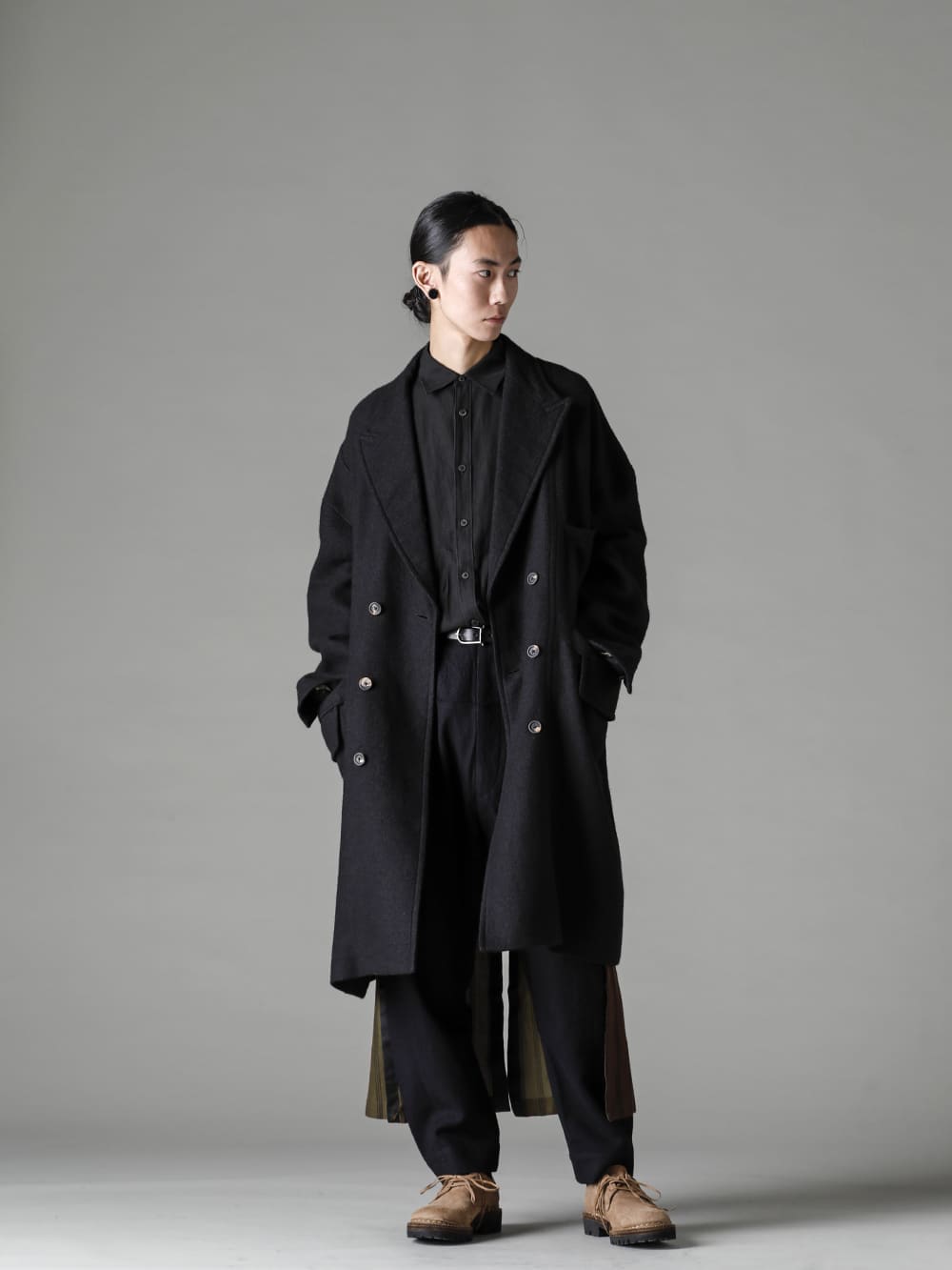 ZIGGY CHEN 22-23AW Styling - ZIGGY CHEN 'ILLUSAITS' An irregular layered style that embodies this season's collection theme 'ILLUSAITS' - 0M2231122-Double-breasted oversize coat - 0M2230719-Bi-Colour Front slit shirt dressing gown - 0M2230512-Horizontal seam tapered cut trousers- M6261-Belt Loop Fine - 792V_N-CO93T-Classic Derby rubber sole Norvegese - Horse full-grain leather - 792V_N CO93T